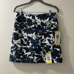 SC & Co Floral Skort. Never worn. Size Small